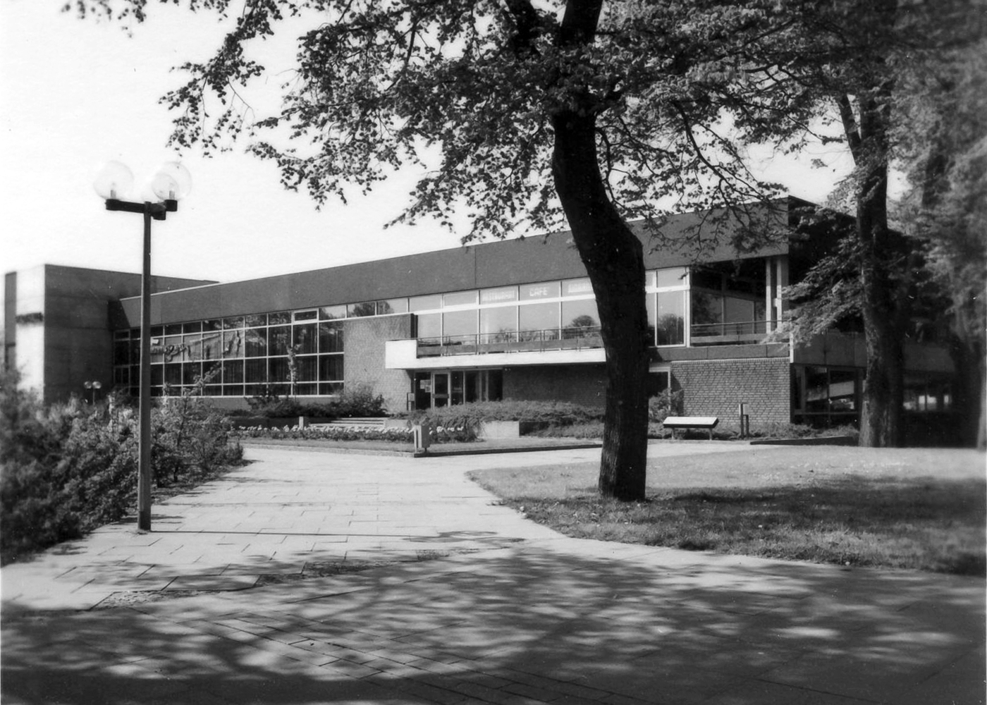Schwarz-Weiß-Foto mit Außenansicht Stadthalle Eckernförde 1972