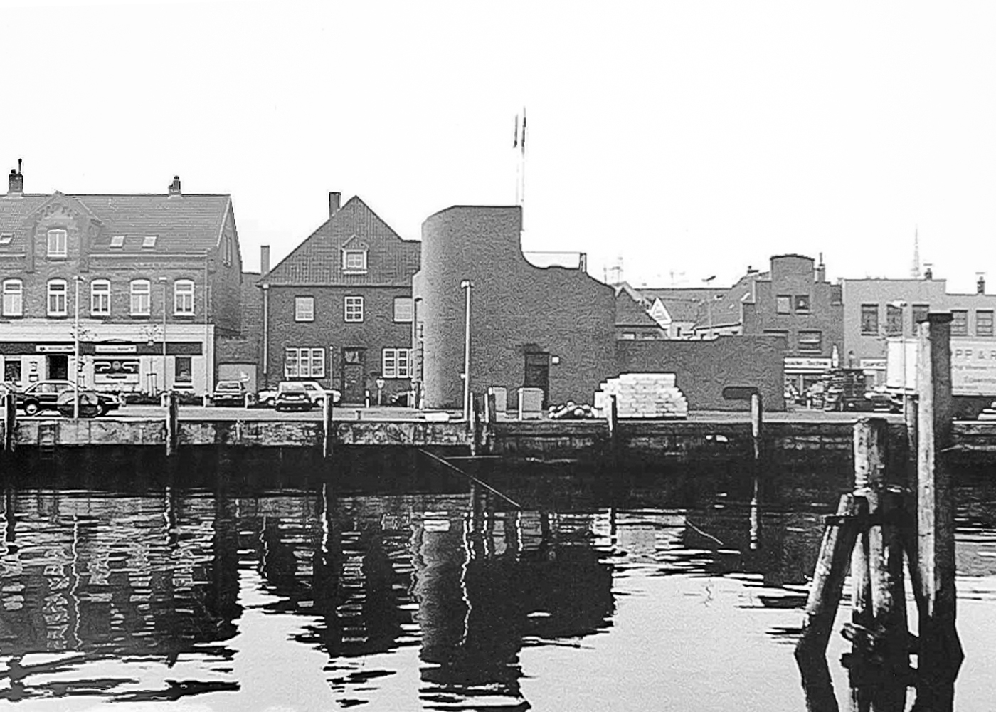 Das Eishaus am Hafen in Eckernförde 1980 Blick vom Wasser aus