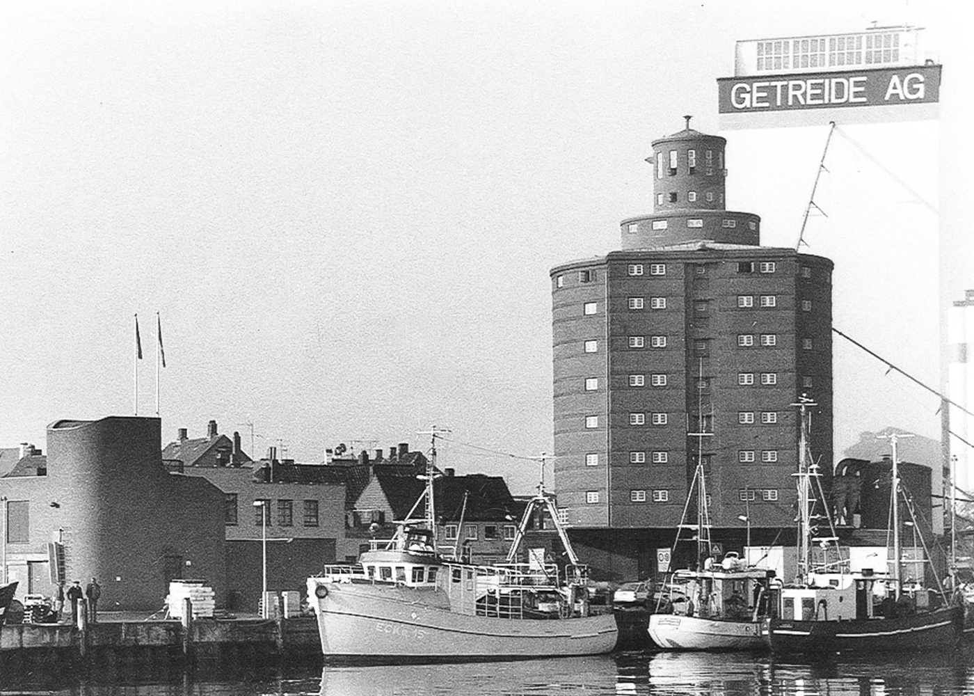 Eishaus Eckernförde mit Kornspeicher, Blick vom Hafen aus
