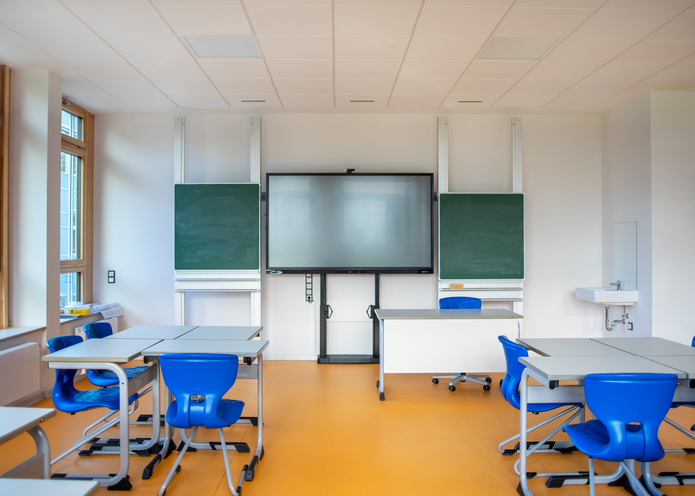 Klassenraum mit Smartboard im Neubau der Johann-Camenius-Schule in Pinneberg