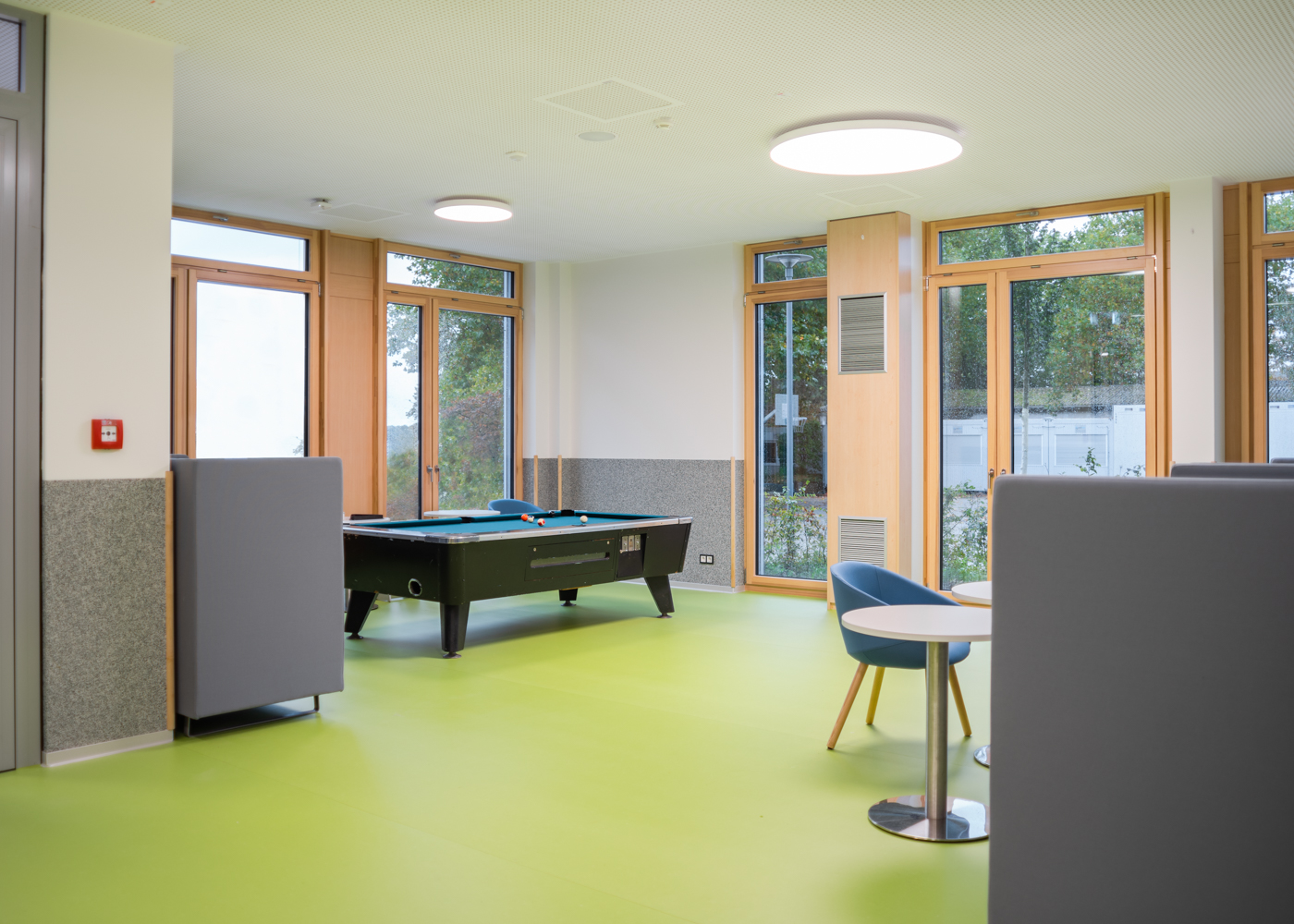 Freizeitbereich mit Billiardtisch im Neubau der Johann-Camenius-Schule in Pinneberg