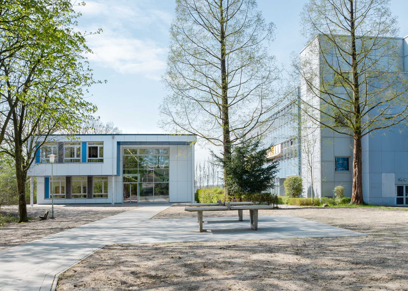 Johann-Comenius-Schule Außenansicht mit Bestandgebäude
