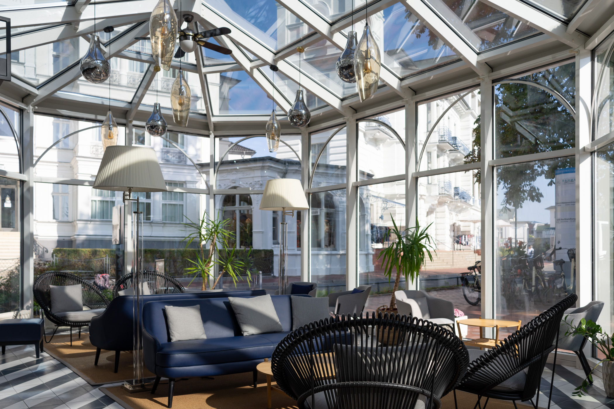 Lobby mit glasüberdecktem Wintergarten im Hotel Pommerscher Hof inHeringsdorf auf
