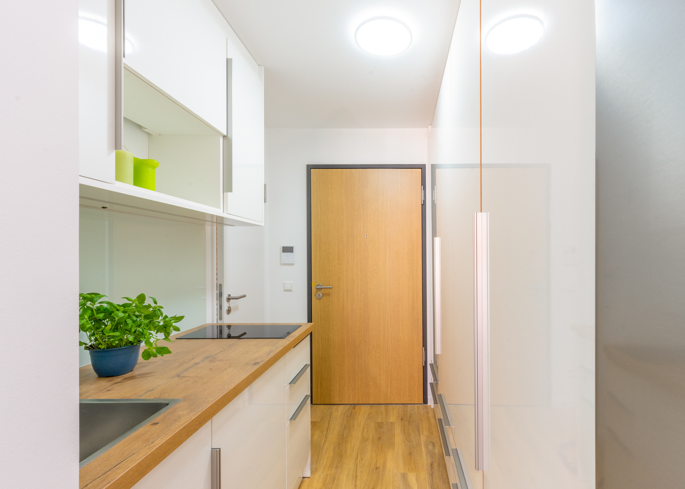 Eingangsbereich und Küchenzeile eines Appartement im Fünfgiebelhaus in Kiel