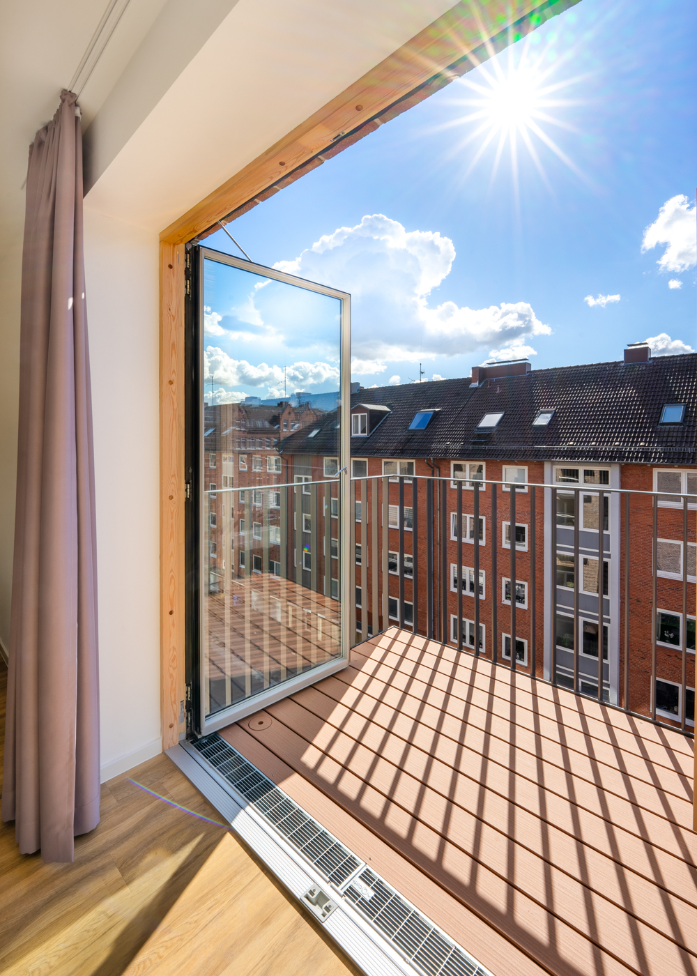 Schwellenloser Übergang von Appartement zu Balkom im Fünfgiebelhaus in Kiel