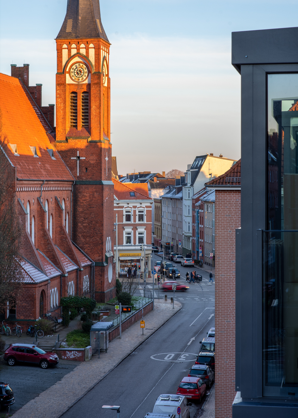 Ausblick auf die Ansgarkirche vom Kubus im Fünfgiebelhaus in Kiel